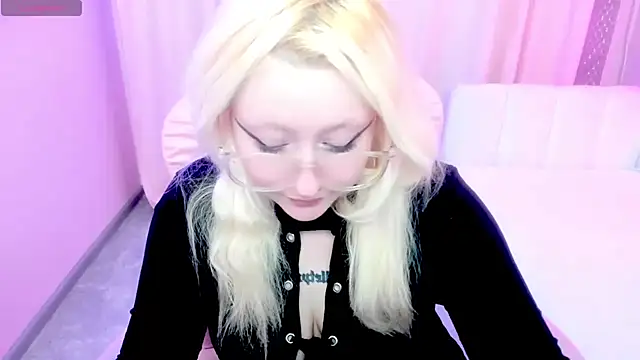 JuliaSharkk online show from October 25, 2025, 7:30 pm