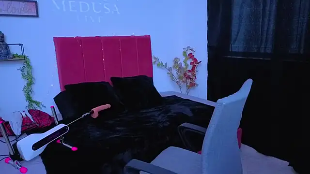 pequitasmedusa9 online show from October 7, 2025, 7:55 pm