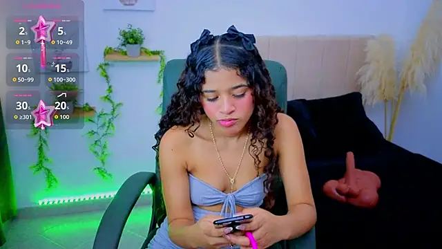 pequitasmedusa9 online show from November 12, 2025, 7:57 pm