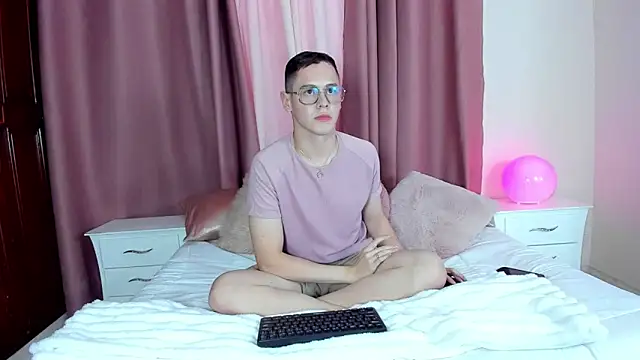 royal fantasy online show from December 3, 2025, 7:45 pm