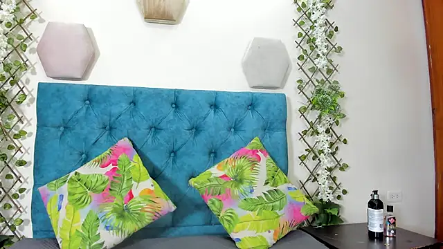 violett  rousee online show from September 30, 2025, 1:49 pm