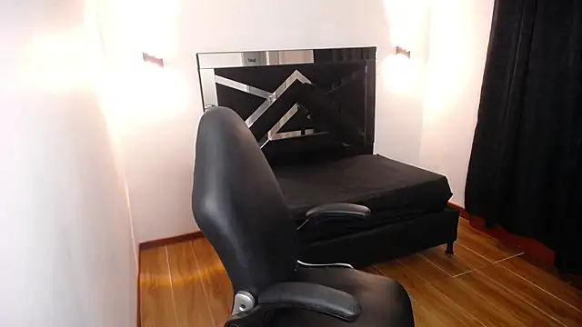 MarianaRojas  online show from December 23, 2025, 6:44 am