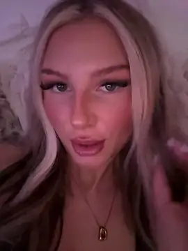 Snapshot of blondeeee chatting on May 19, 2026, 3:51 pm blondeeee online show from May 19, 2026, 3:51 pm