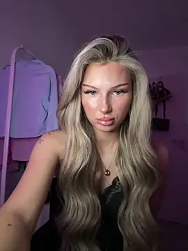 Snapshot of blondeeee chatting on June 12, 2026, 3:55 pm blondeeee online show from June 12, 2026, 3:55 pm