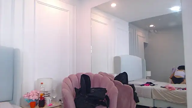 ChantalGarner online show from October 17, 2025, 1:25 pm