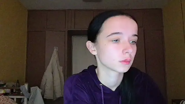 Emilia Light online show from November 13, 2025, 7:40 am