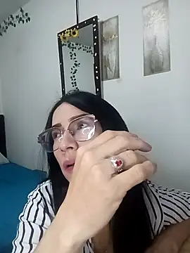 YaraDuartee online show from December 17, 2025, 1:11 am