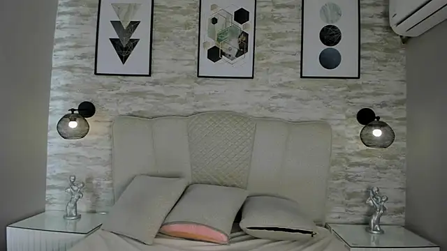 ashlye collins online show from December 4, 2025, 8:06 pm