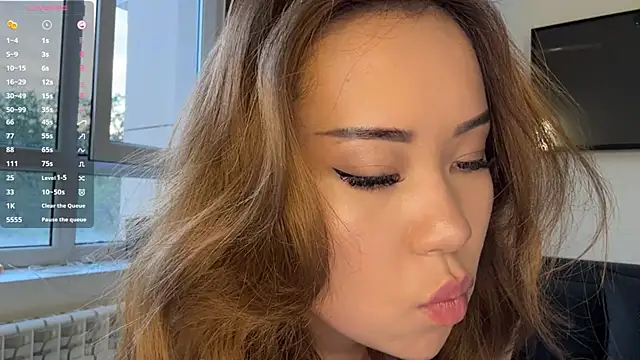 Ur neighbor Kira online show from April 22, 2026, 1:23 pm