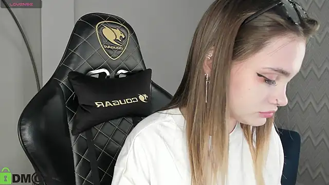 KarinaBroks online show from November 21, 2025, 11:31 am