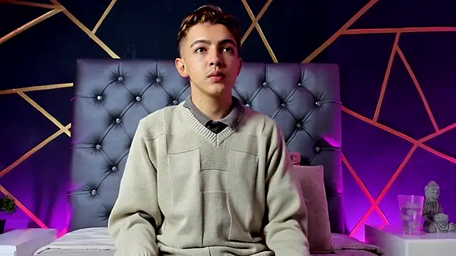 Lian Miller1  online show from November 10, 2025, 12:37 pm