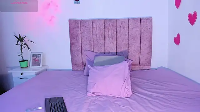 Mila 1wood online show from November 6, 2025, 8:10 pm