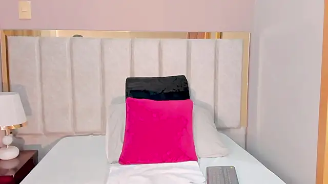 AriadnaHolt online show from December 14, 2025, 3:17 pm