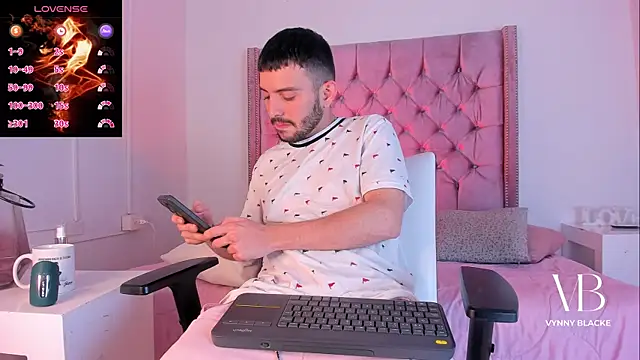 VynnyBlacke  online show from November 4, 2025, 9:14 pm