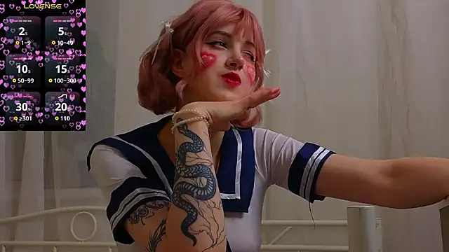 luna son online show from October 8, 2025, 9:12 pm