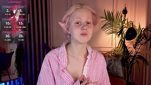 luna son online show from November 5, 2025, 9:59 pm