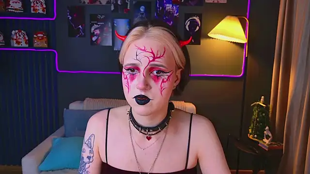 luna son online show from December 22, 2025, 9:45 pm