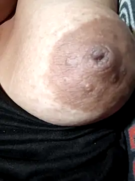 Hotmommax online show from April 5, 2026, 7:55 pm