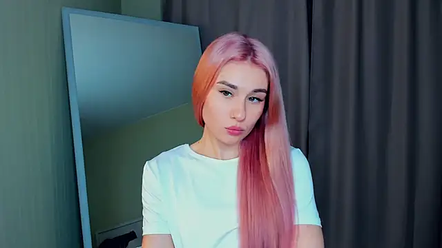 MinaRuzzo online show from December 5, 2025, 5:49 am