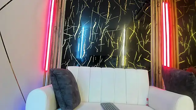 Nahomy Smiths aws online show from October 3, 2025, 9:34 pm