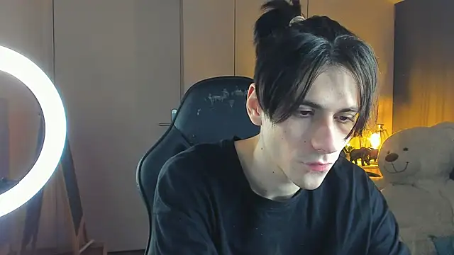 Ellis Rin online show from November 12, 2025, 9:47 pm