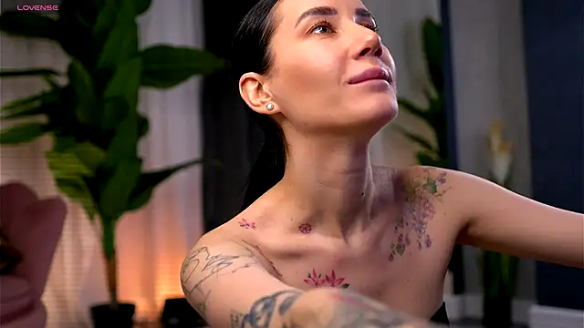 SerenaVelour online show from November 27, 2025, 11:01 am