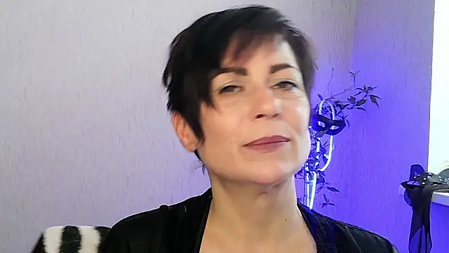 Ashley Brookss online show from November 30, 2025, 8:07 am