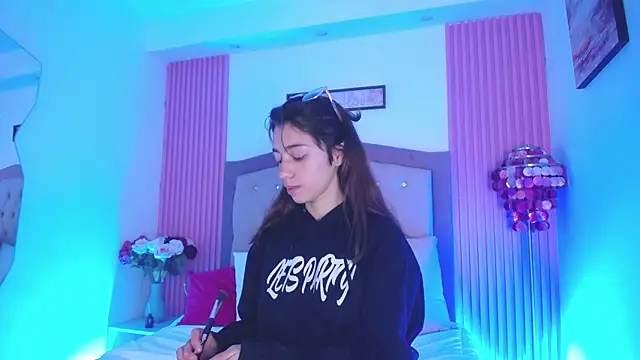 MarinetteLux online show from April 16, 2026, 8:09 pm