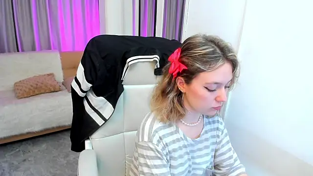 Lucia Copper online show from October 27, 2025, 1:15 pm