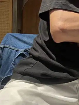 Snapshot of HenryLee1983-cums chatting on June 1, 2026, 3:36 pm HenryLee1983-cums online show from June 1, 2026, 3:36 pm