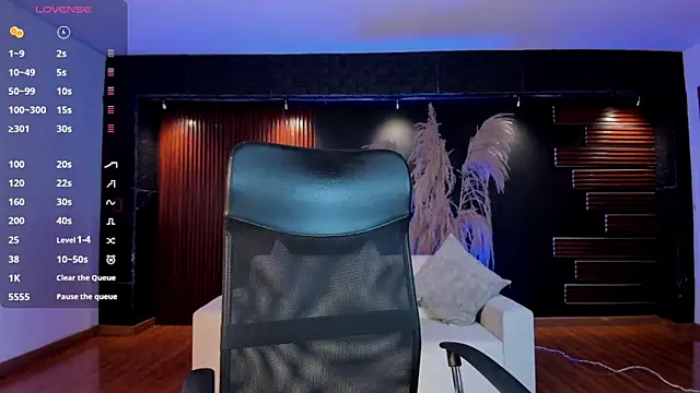 VenusCooper online show from April 16, 2026, 9:39 pm