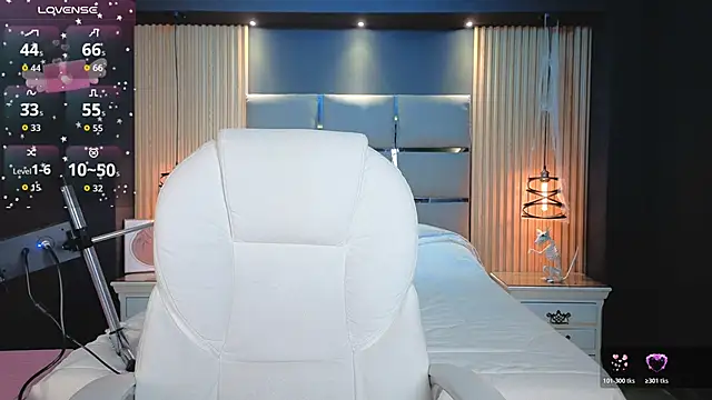 Emily Roberts9 online show from November 19, 2025, 11:43 am