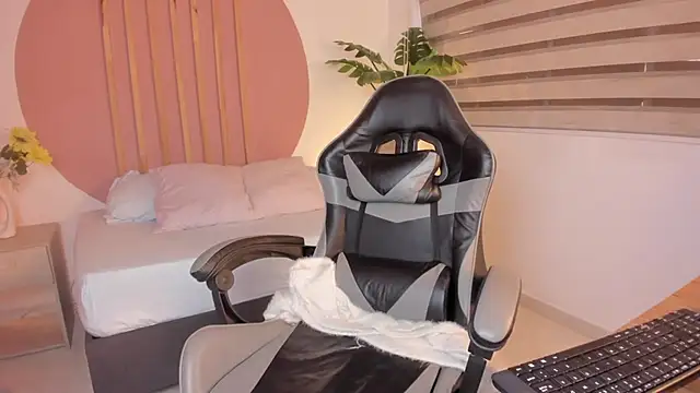 mia curry online show from October 6, 2025, 8:06 pm