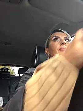 KirraWhite online show from October 26, 2025, 6:52 am