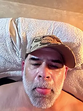 Snapshot of DeeBestEver chatting on December 22, 2025, 2:36 pm DeeBestEver online show from December 22, 2025, 2:36 pm