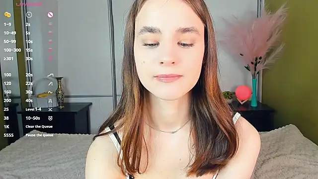 JinnyMcie online show from April 3, 2026, 11:41 am