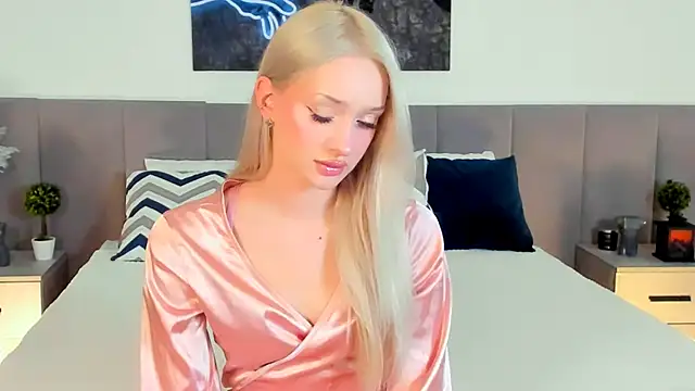 SugarWhisper online show from November 18, 2025, 3:05 pm