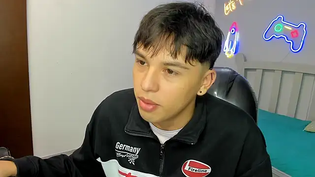 StiwenTwink online show from November 6, 2025, 2:51 pm