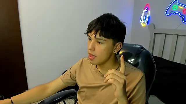 StiwenTwink online show from November 17, 2025, 4:13 pm