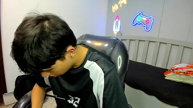 StiwenTwink online show from December 3, 2025, 12:58 pm