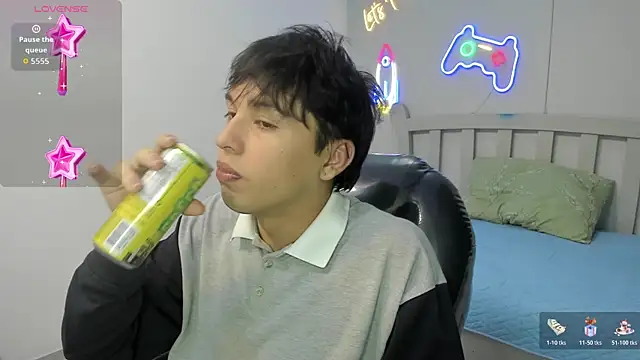 StiwenTwink online show from December 17, 2025, 7:31 pm