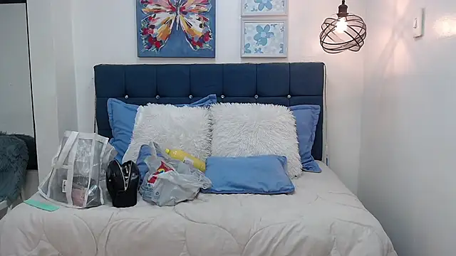 Antonella  b online show from October 13, 2025, 1:44 pm