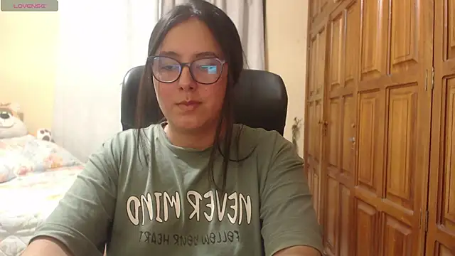 Snapshot of Venus_cat_ chatting on June 28, 2026, 1:44 am Venus cat online show from June 28, 2026, 1:44 am