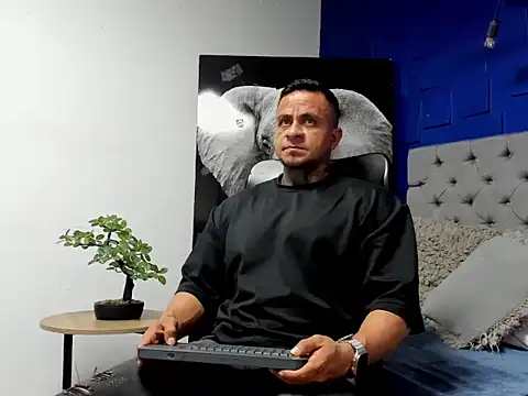 Snapshot of ZEUS-KING chatting on October 3, 2025, 12:40 am ZEUS-KING online show from October 3, 2025, 12:40 am