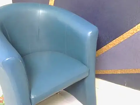 shiny-krisha online show from November 3, 2025, 4:36 am