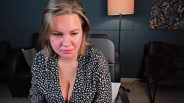 Snapshot of AriaEven chatting on October 3, 2025, 9:06 am AriaEven online show from October 3, 2025, 9:06 am