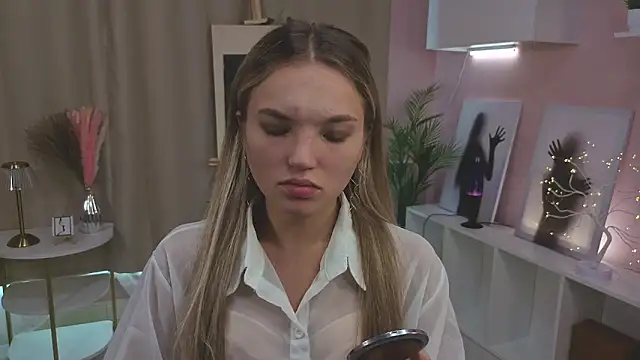 JulieLupo online show from October 12, 2025, 6:12 am