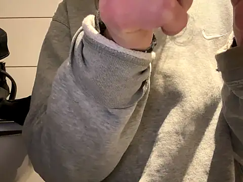 pleasedontpressaredburton online show from October 16, 2025, 8:21 pm