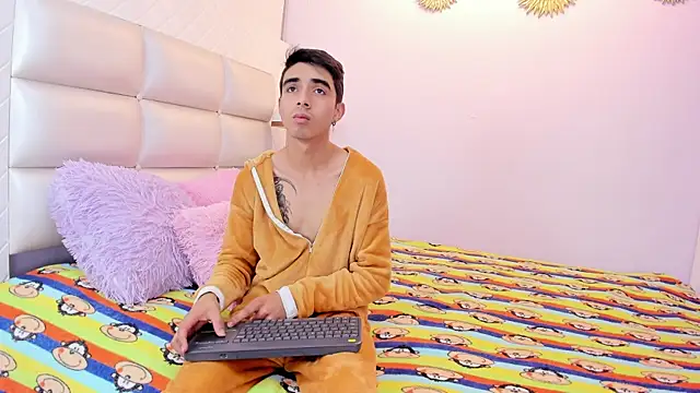 Hottie Guy online show from October 16, 2025, 5:47 pm