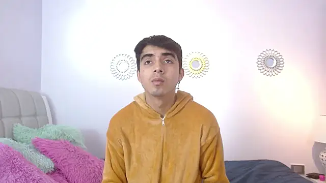 Hottie Guy online show from November 15, 2025, 5:53 pm